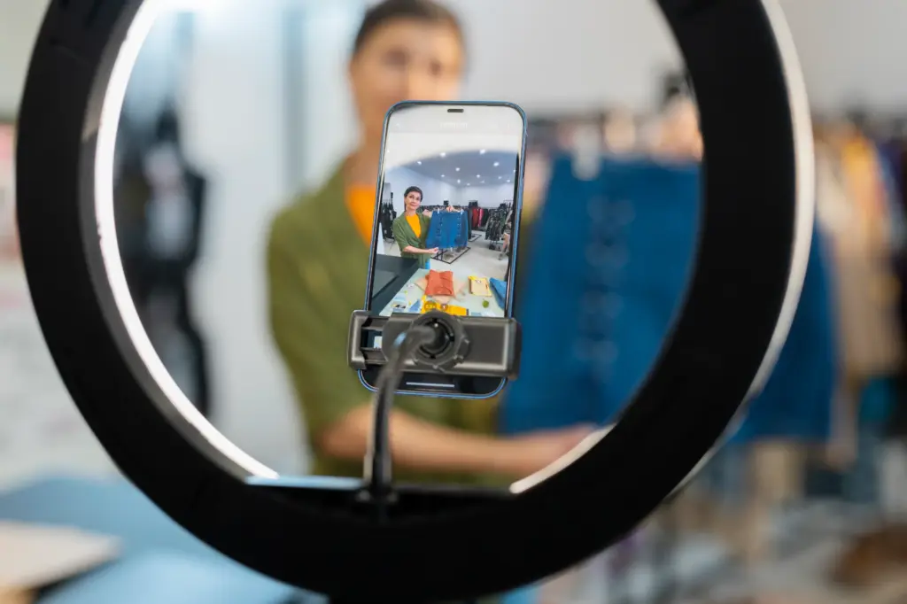 Seorang Key Opinion Leader (KOL) sedang melakukan live streaming untuk mempromosikan produk fashion sebagai bagian dari strategi pemasaran digital.