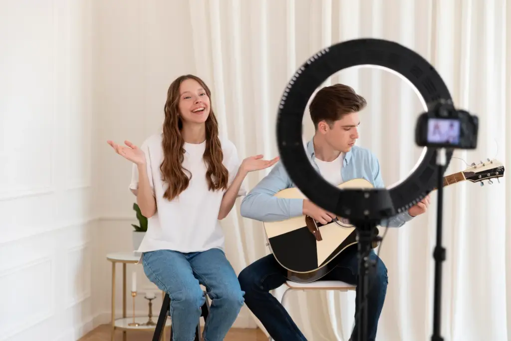 Jenis KOL konten kreator musik dan lifestyle sedang membuat konten dengan ring light dan kamera