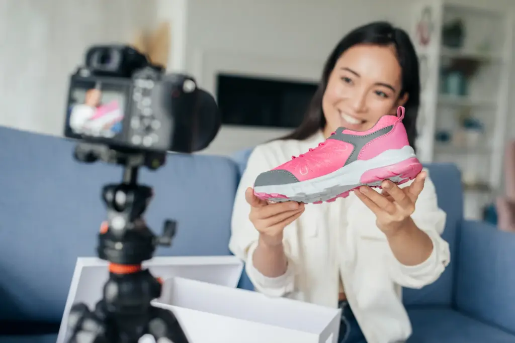 seorang influencer merekam ulasan produk sepatu sebagai bagian dari kampanye influencer marketing