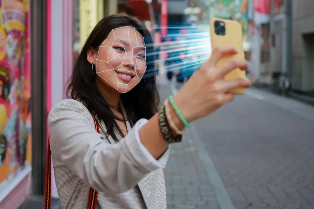 Seorang wanita menggunakan AI face recognition saat selfie, mencerminkan pemanfaatan AI dalam kampanye influencer marketing.
