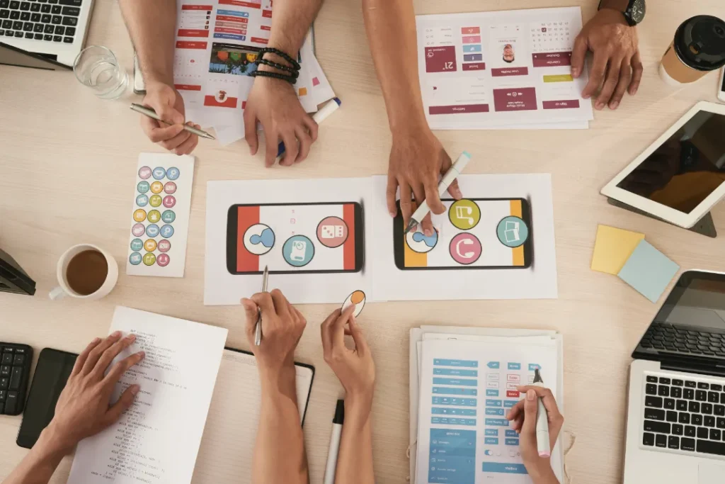 Tim sedang berdiskusi untuk merancang strategi platform influencer marketing guna meningkatkan efektivitas kampanye brand.